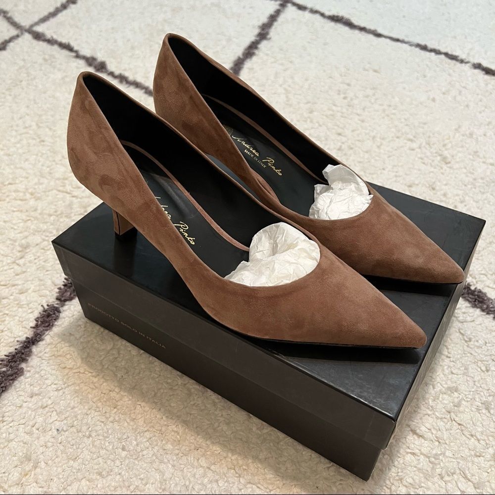 Andrea Pinto’s Moxie Mocha Suede kitten Heels 👠